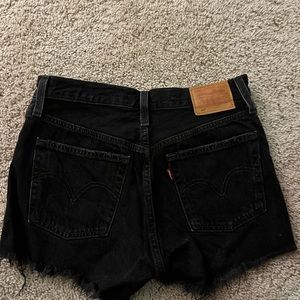 Black Levi’s jean shorts